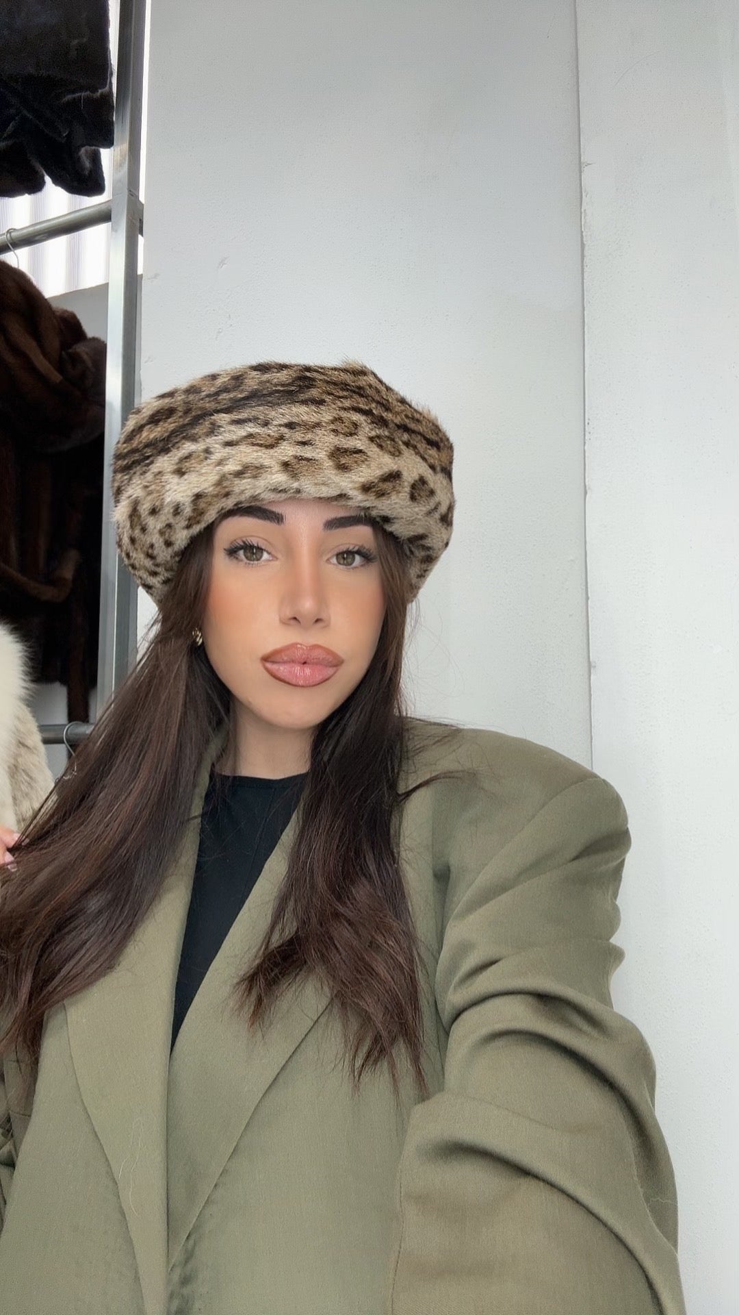 Cappello in leopardo e astrakan