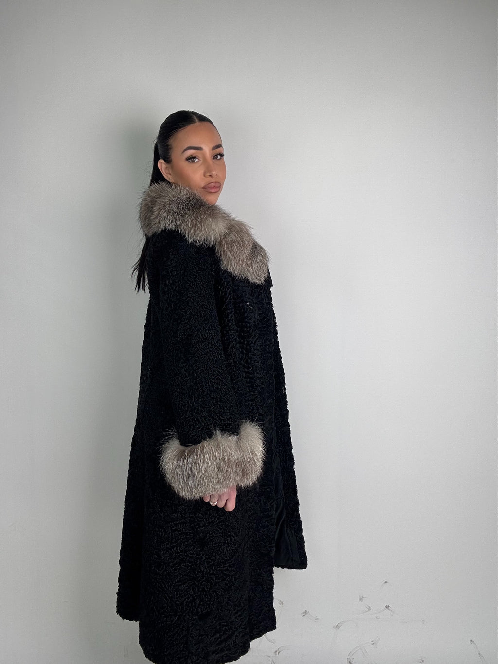 Cappotto reversibile in astrakan e volpe N57