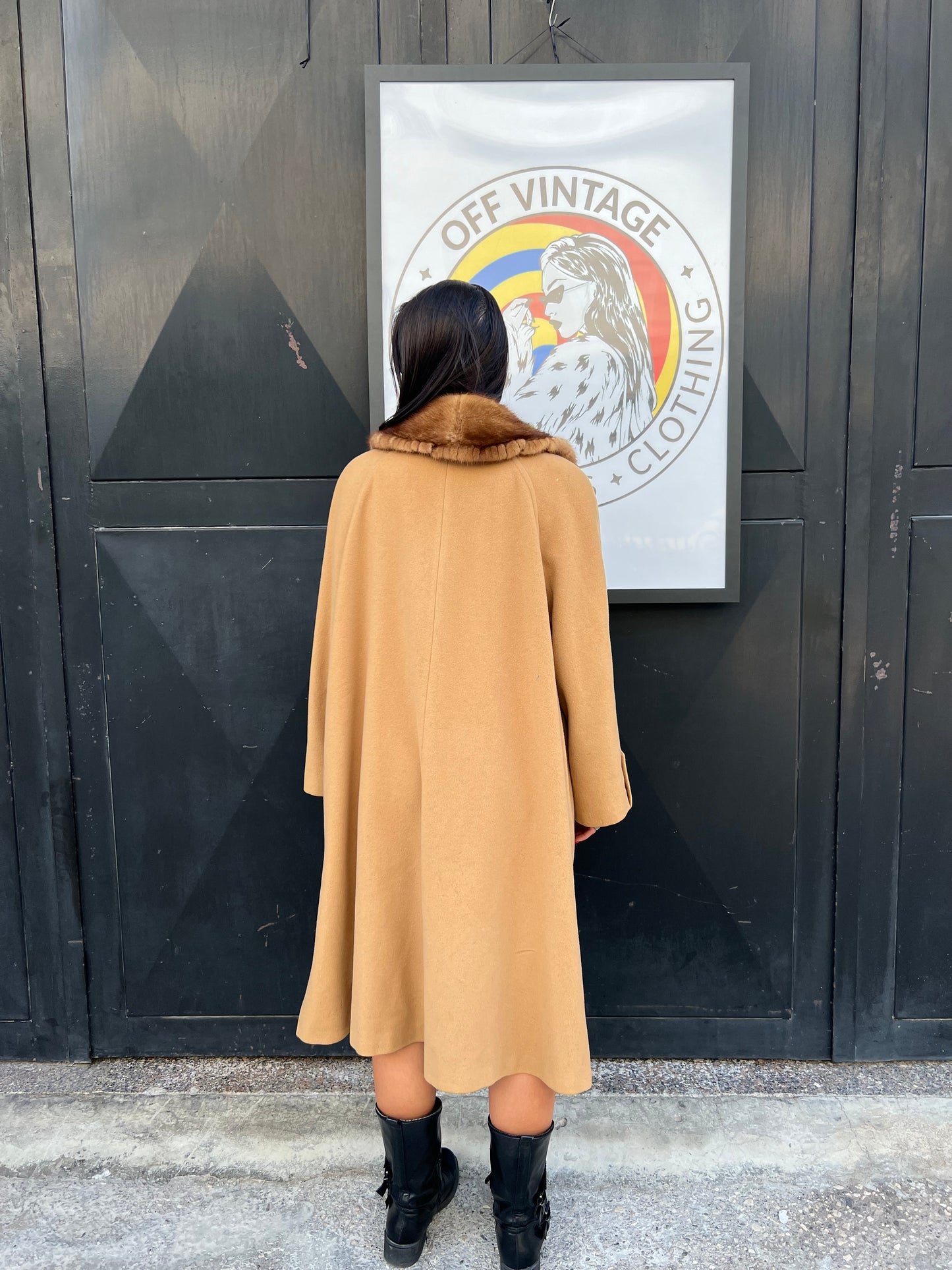 Cappotto in lana con collo di visone