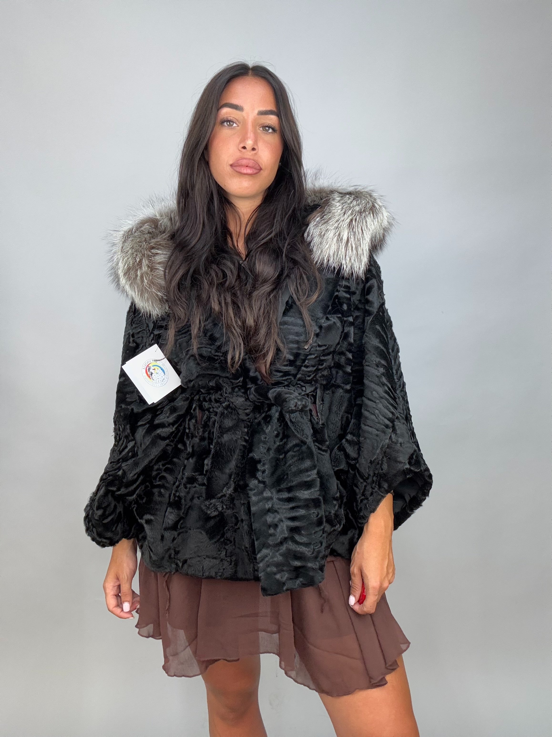 Mantella in astrakan e volpe argentata