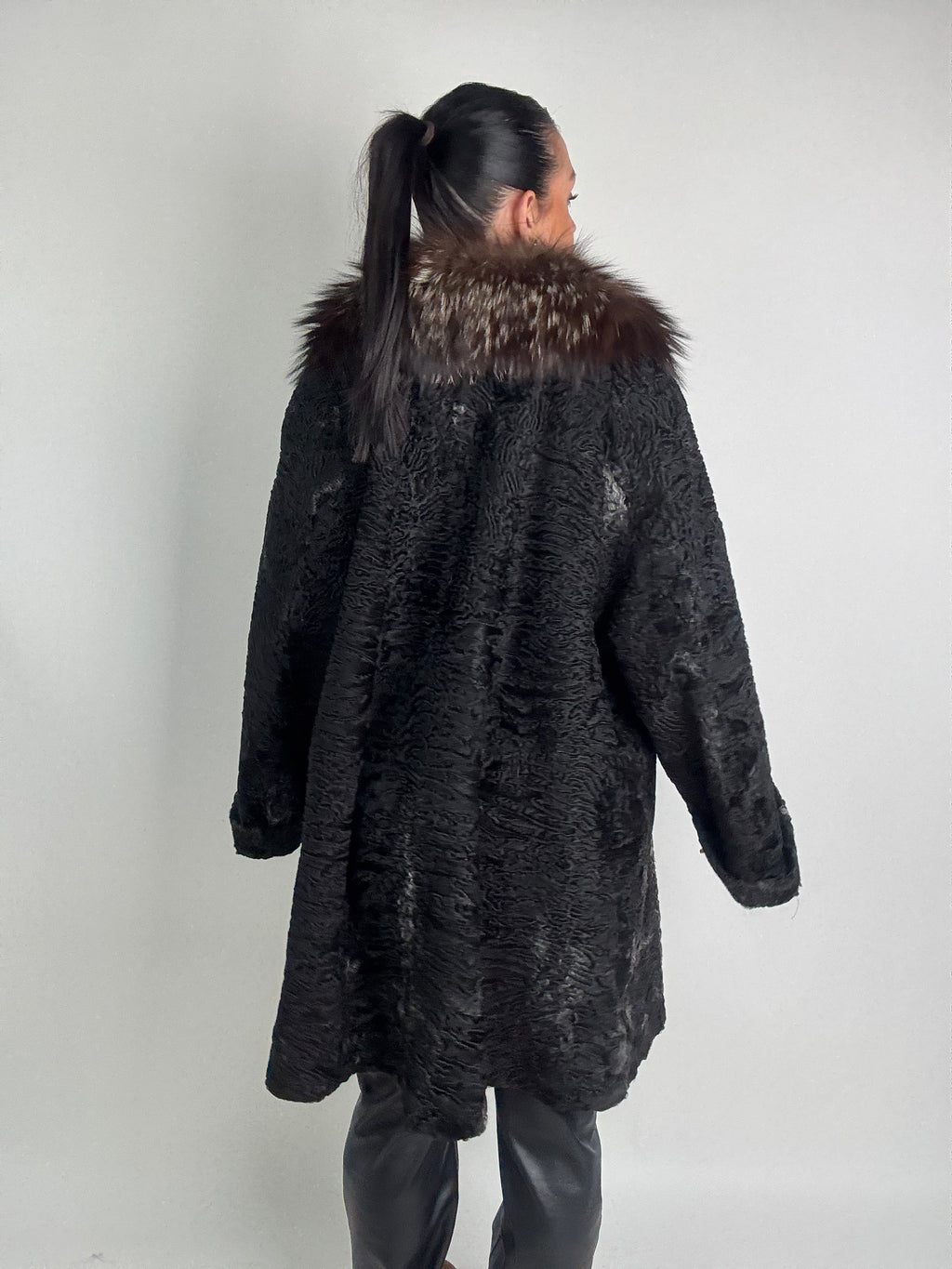 Cappotto in astrakan e volpe N62