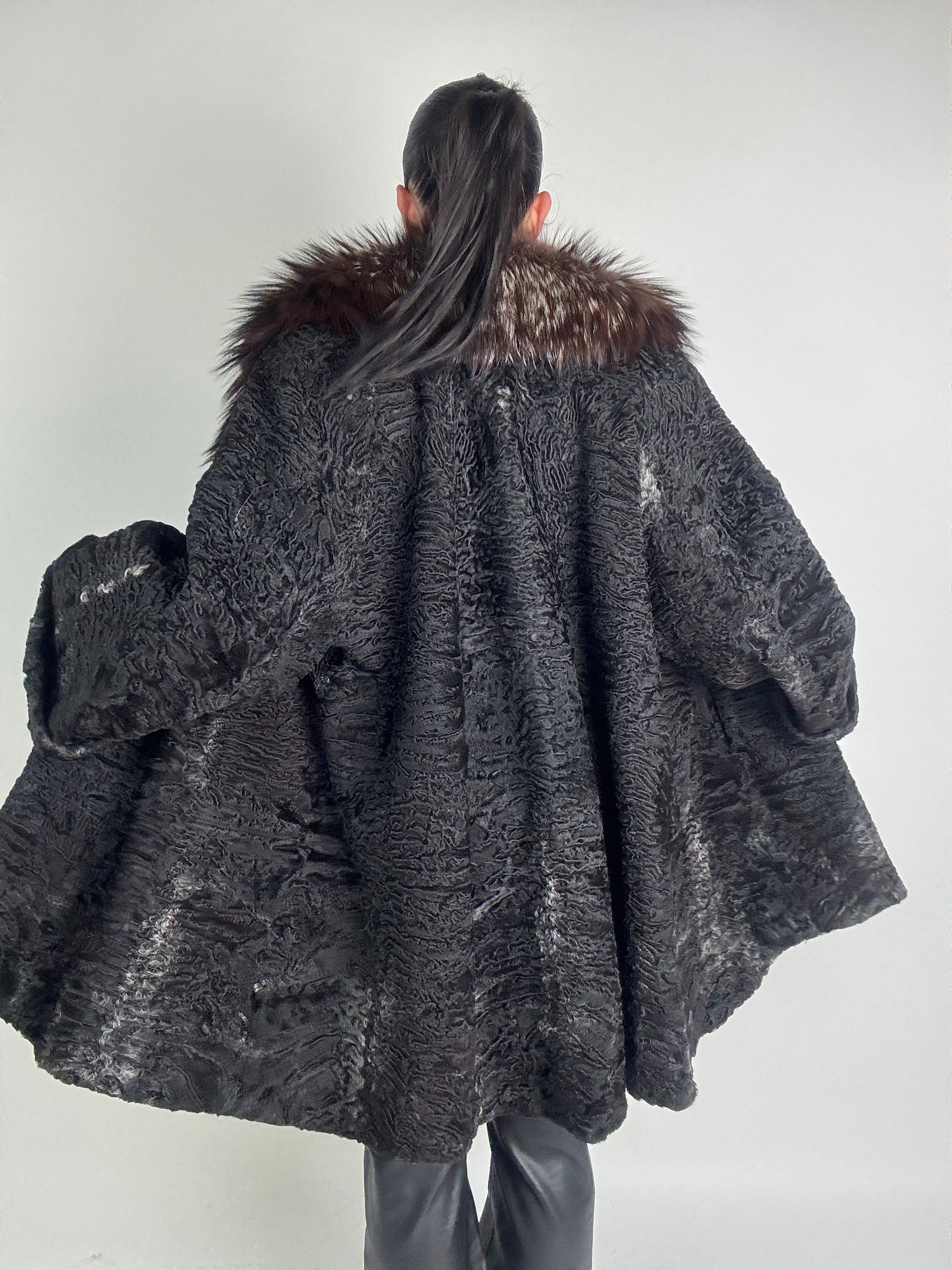 Cappotto in astrakan e volpe N62