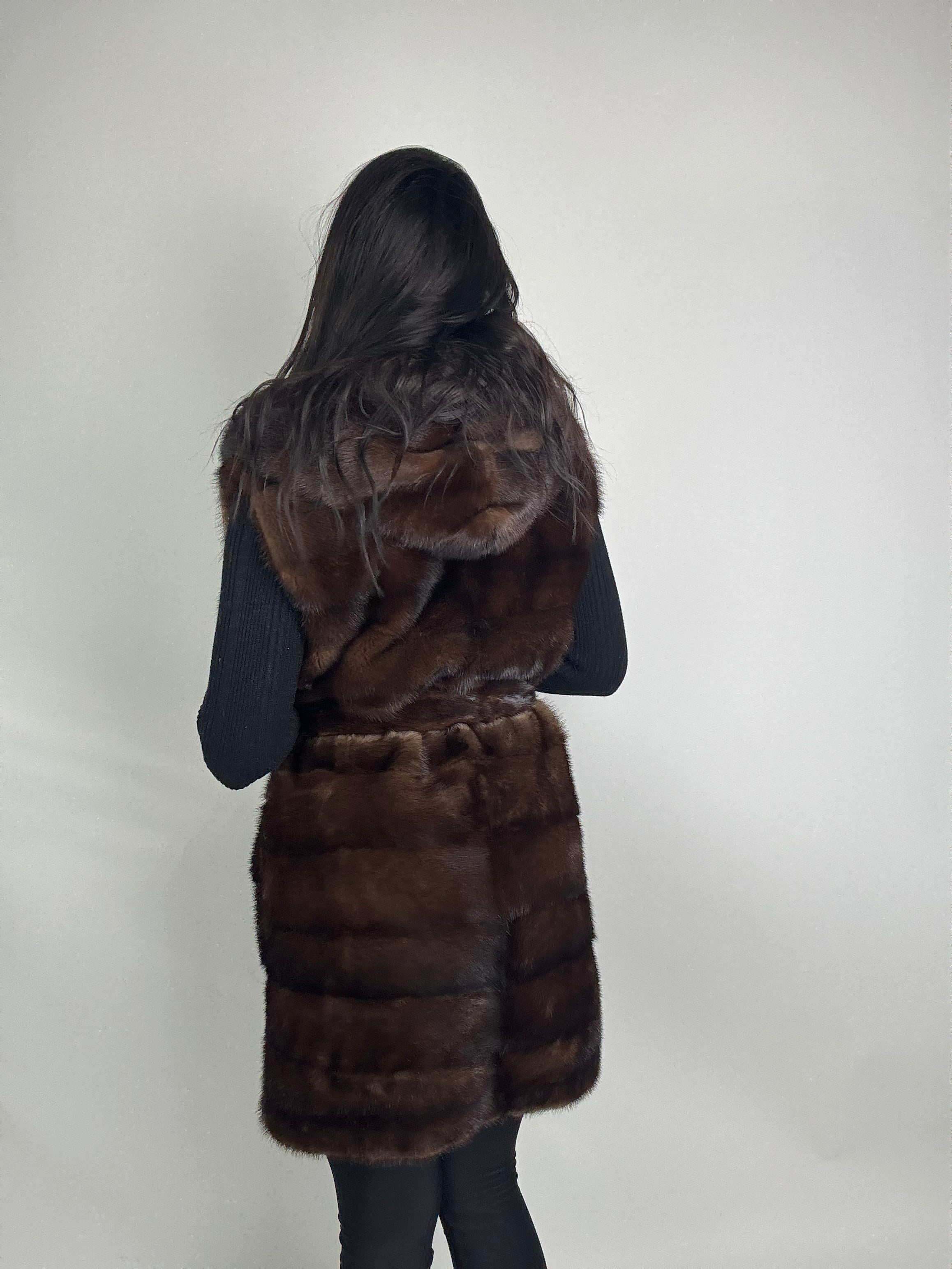 Smanicato in visone cintura e cappuccio N341